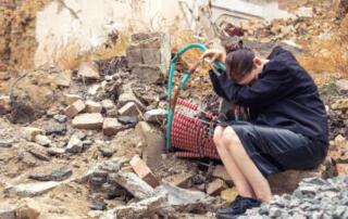 girl house destroyed by war war ukraine Ozel