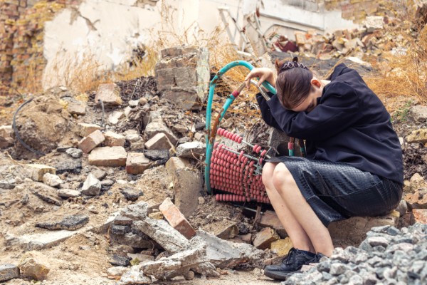 girl house destroyed by war war ukraine Ozel